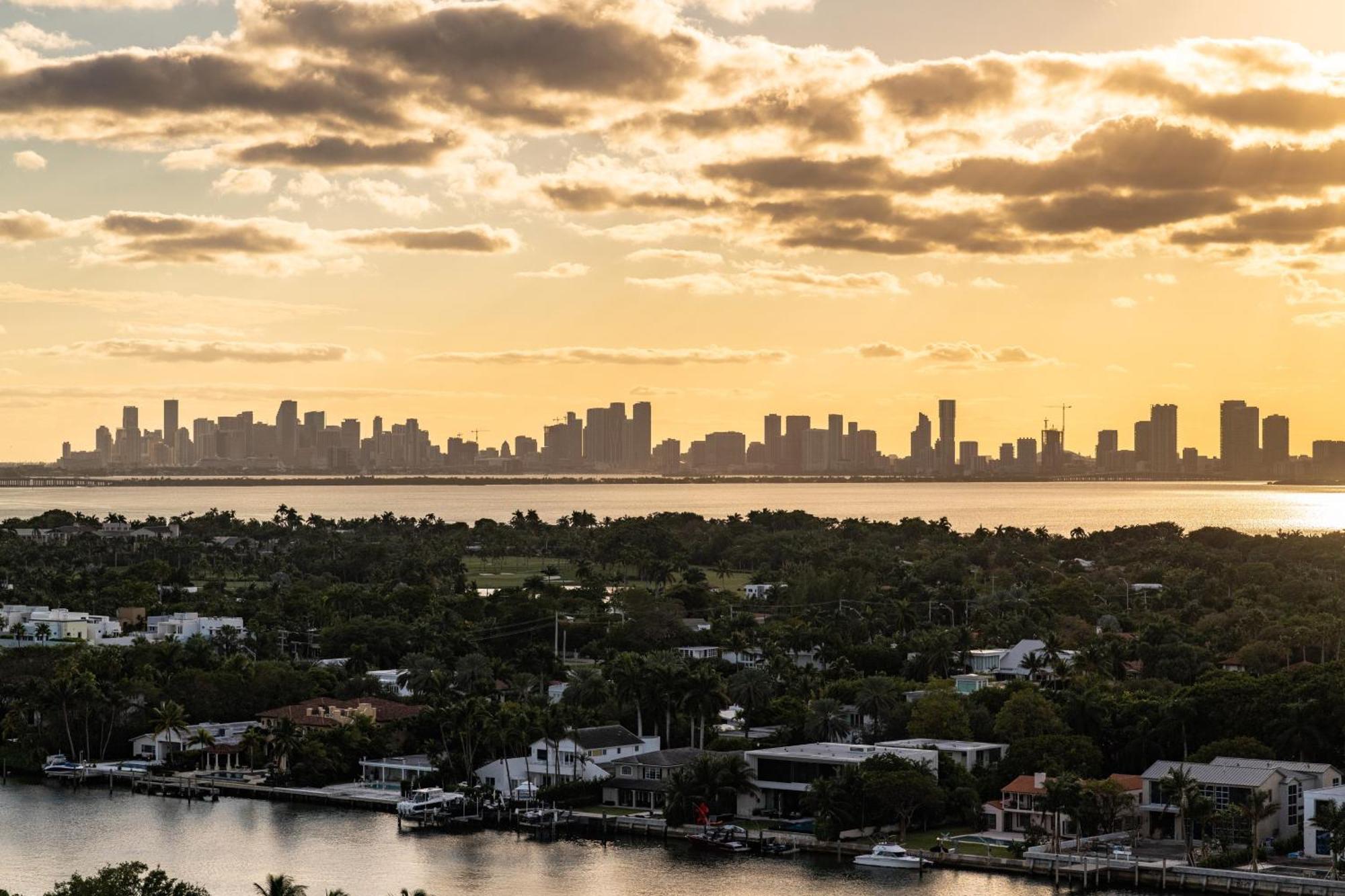 Churchill Suites Monte Carlo Miami Beach Room photo